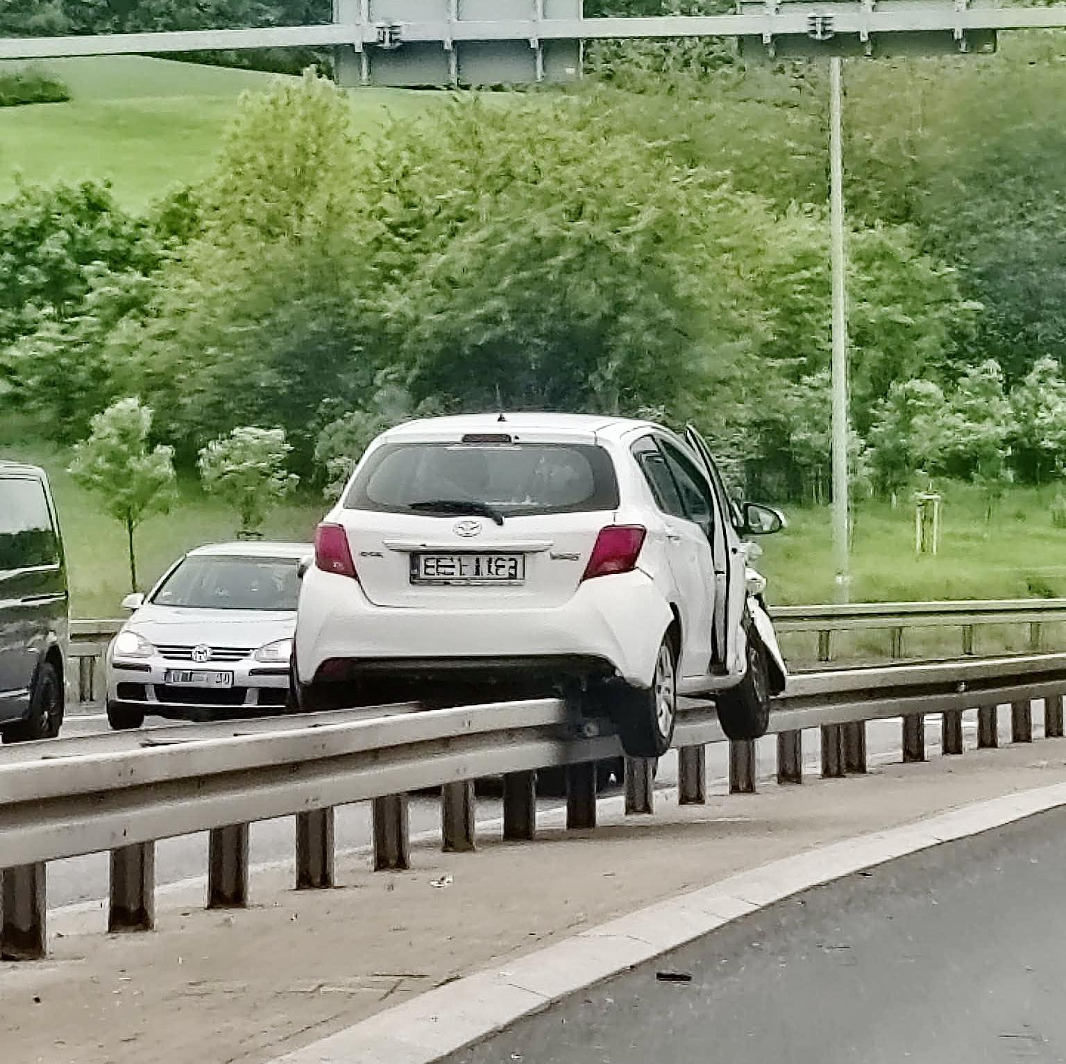 Toyota na barierce