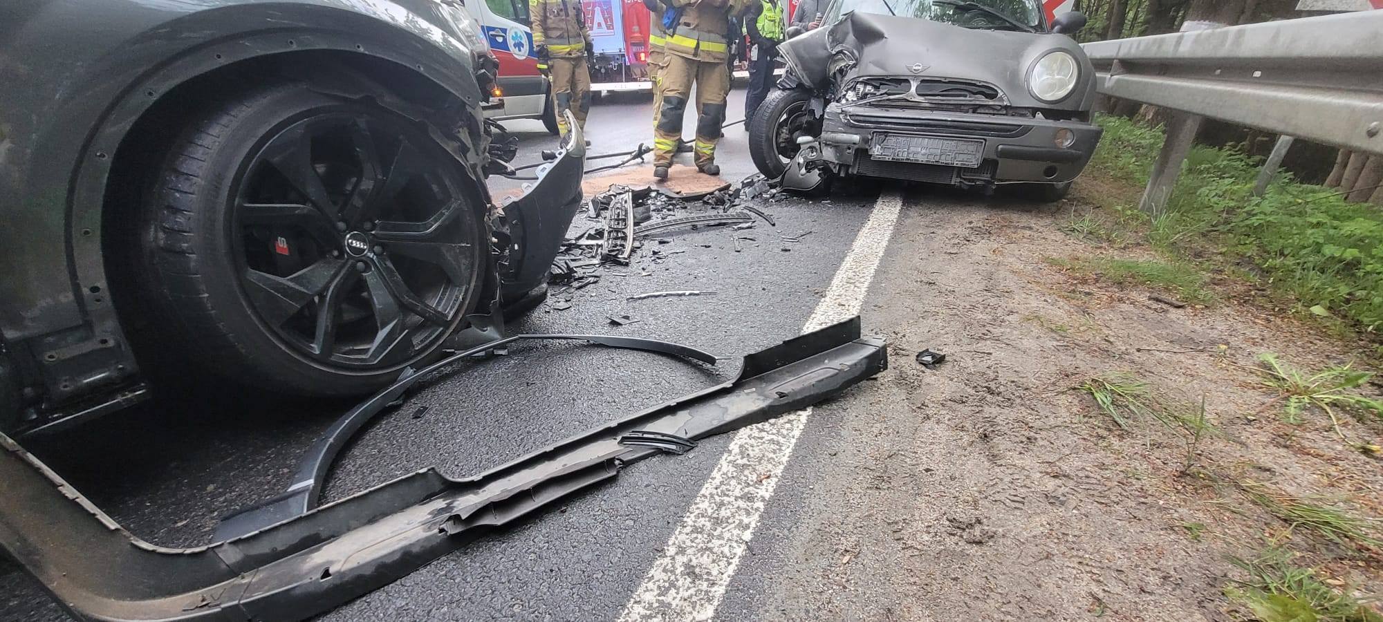 Zderzenie na drodze w kierunku Przełęczy Okraj