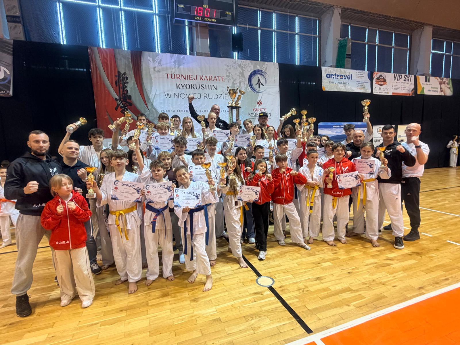 Ogromne puchary pojechały do Jeleniej Góry