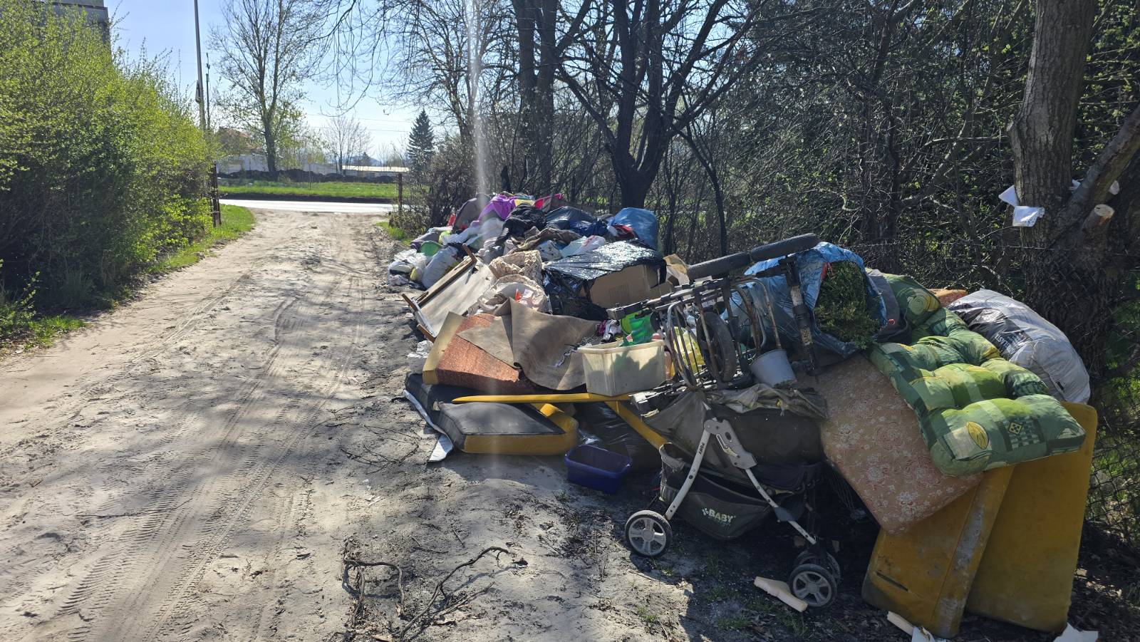 Kontener nie pomógł. Bałagan rośnie