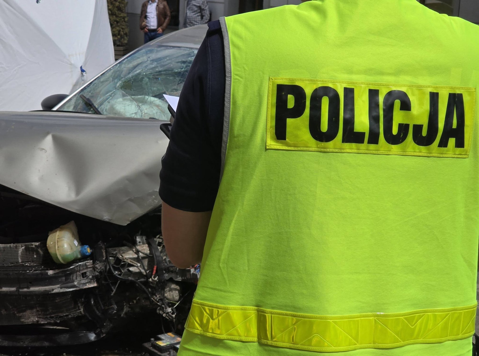 Auto uderzyło w budynek, kobieta nie żyje