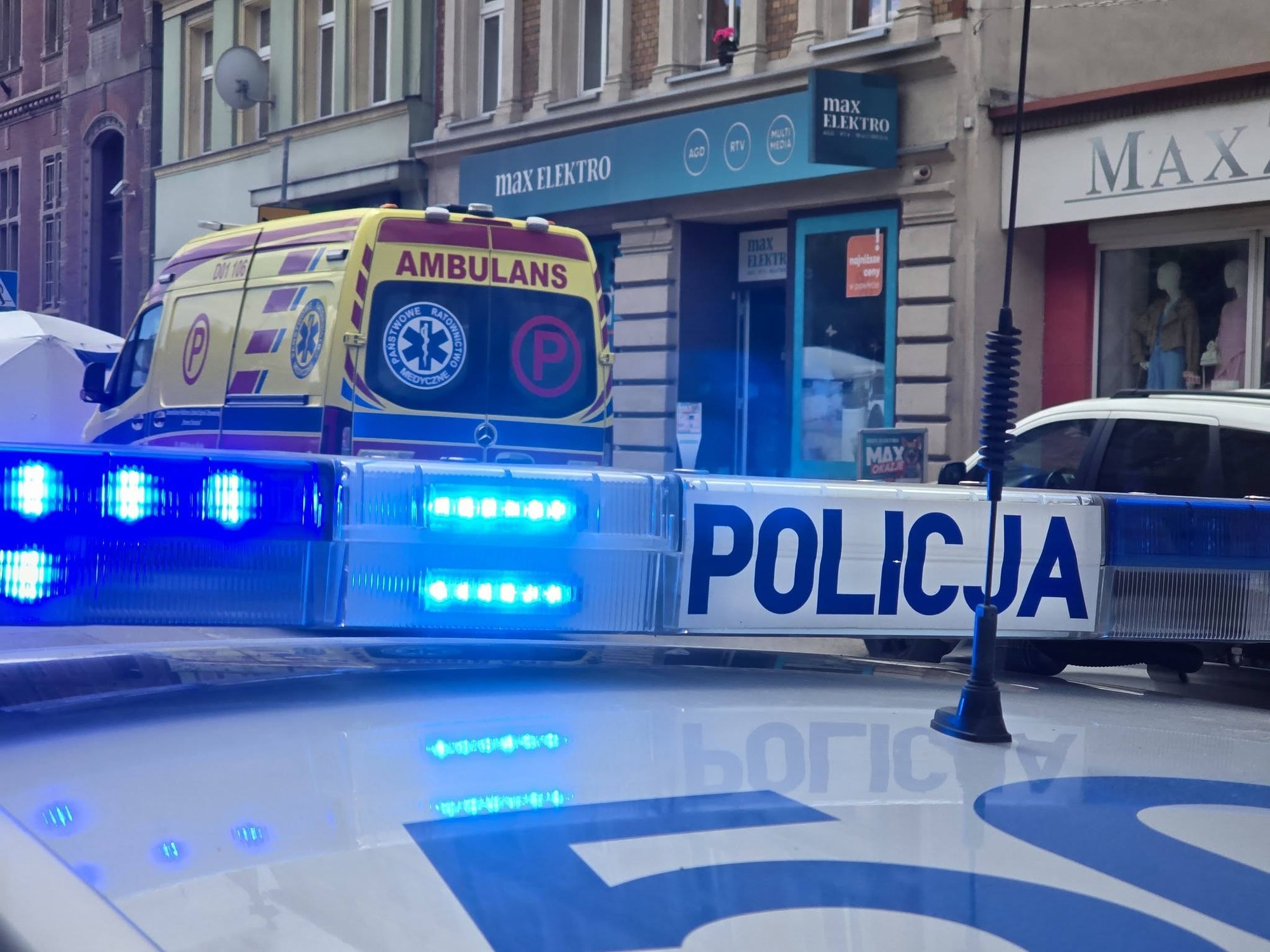 Auto uderzyło w budynek, kobieta nie żyje