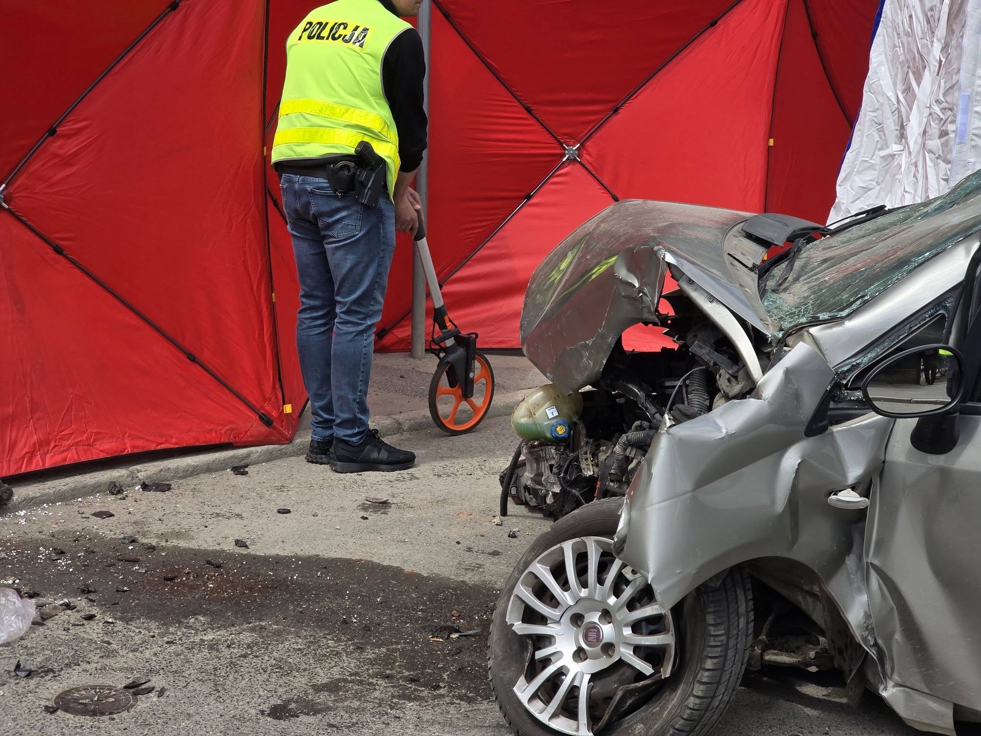 Auto uderzyło w budynek, kobieta nie żyje