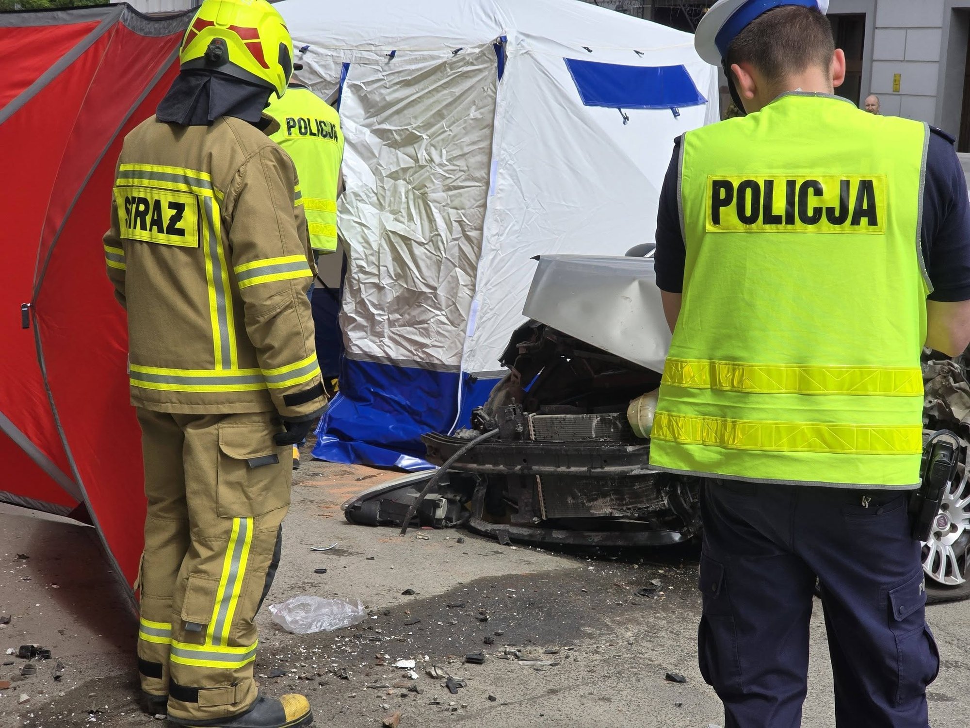 Auto uderzyło w budynek, kobieta nie żyje