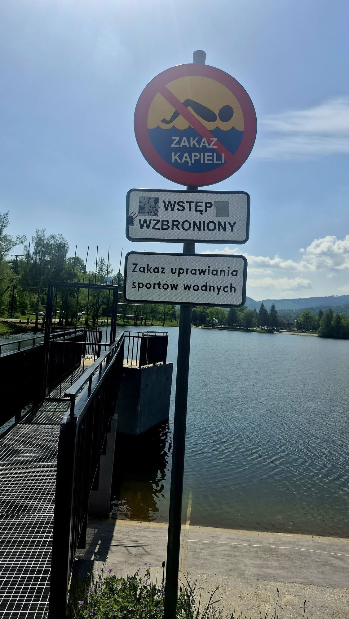 Śliskie brzegi, głęboka woda i zakaz kąpieli