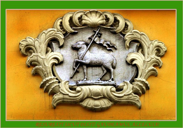 Fasada jednej z kamienic przy ul. 1 Maja z płaskorzeźbą przedstawiającą symbol Chrystusa – Baranka Paschalnego. Skąd ten ornament? Kamienice w tej części miasta były budowane przez bardzo religijnych kupców, najczęściej 
