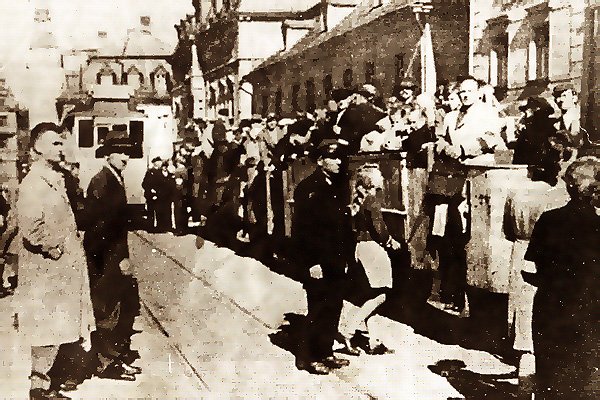 Niemcy opuszczają plac Piastowski (Schlossplatz) w 1945 roku na odkrytych wagonach tramwajowych.