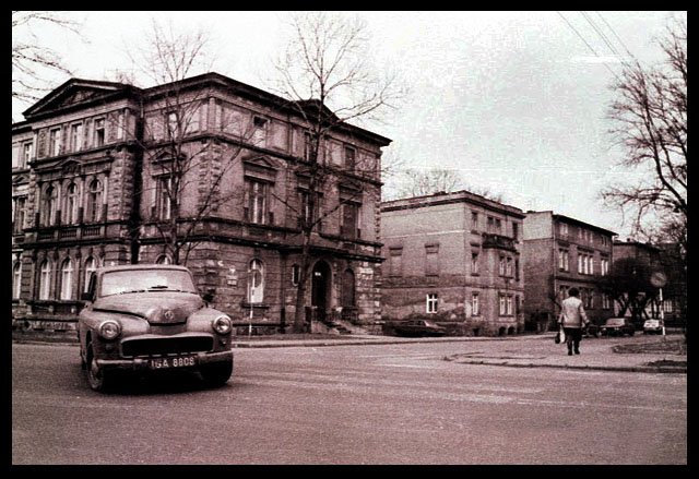 Róg Wojska Polskiego i ul. Mickiewicza na początku lat 90. minionego wieku.