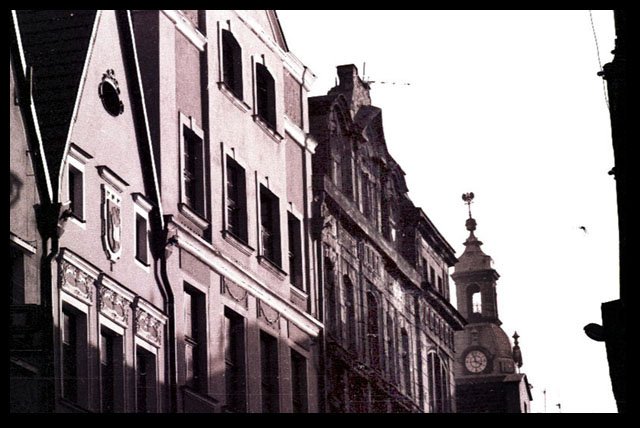 Kamienice przy ul. Długiej po remoncie. Na renowację czeka zniszczony Dom Dziecka. 1992.