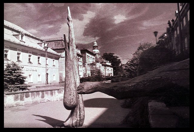 Plac Piastowski w Cieplicach ze słynną rzeźbą, którą nieznany sprawca ukradł. 1994.