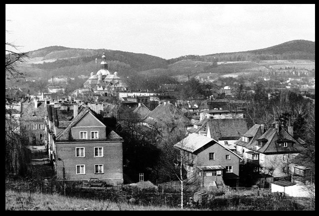 Panorama Jeleniej Góry ze Wzgórza Partyzantów. W 1991 roku za plecami fotografującego były łąki. Dziś – jest osiedle domków jednorodzinnych.