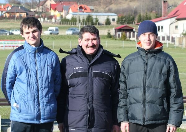 Sergiej i Maksim z prezesem Lotnika Tadeuszem Chwałkiem.