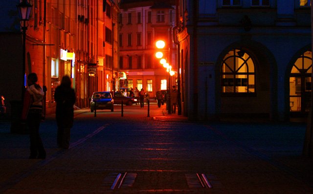 Oświetlona ulica Długa i plac Ratuszowy tonący w ciemnościach. To ma się zmienić już od września.