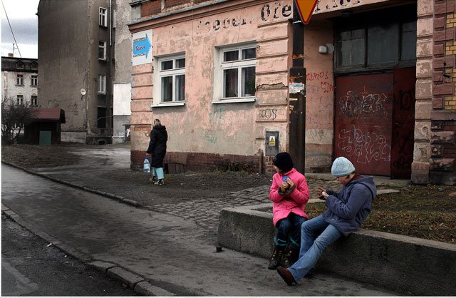 W Jeleniej Górze zachowały się jedynie resztki poniemieckich napisów, a o dwujęzycznych szyldach na razie nikt nie pomyślał.