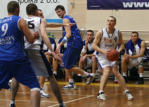 koszykarze-sudetow-zdeklasowali-rywala-na-starcie-play-off-o-i-lige-14214
