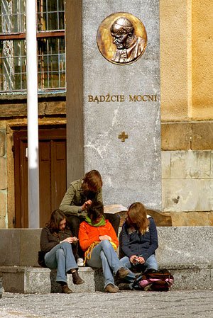 Przed papieskim pomnikiem przy kościele garnizonowym. Niedziela, 30 marca.
