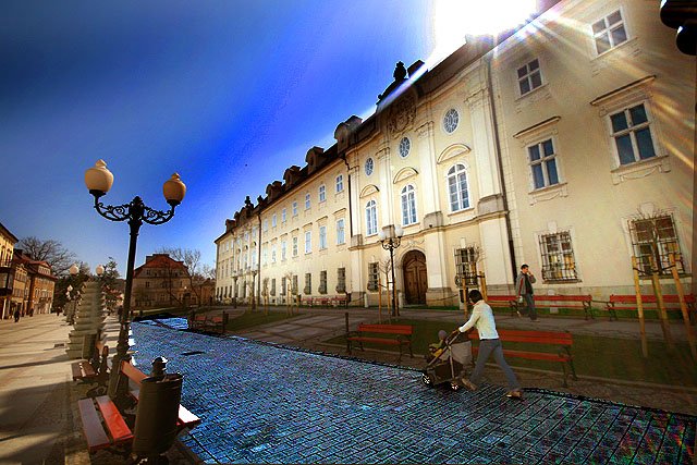 Plac Piastowski będzie podzielony na dwie części. To nawiązanie do czasów sprzed 1945 roku, kiedy to obszar do pałacu Schaffgotschów nazywał się ulicą Jeleniogórską, a sam plac nosił miano Zamkowego (Schlossplatz). Teraz