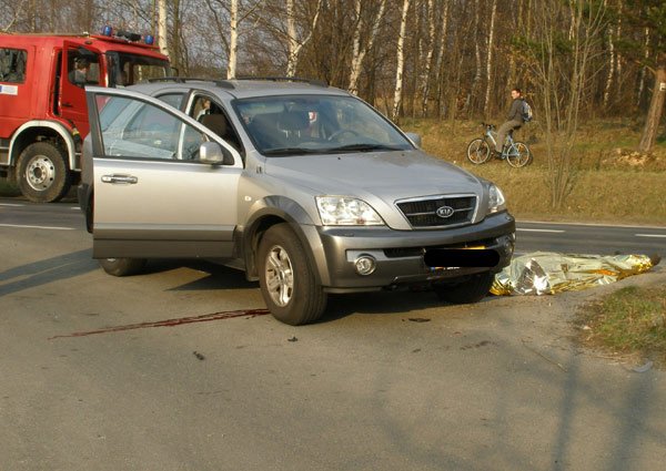 motocyklista-zgina-pod-koami-14263
