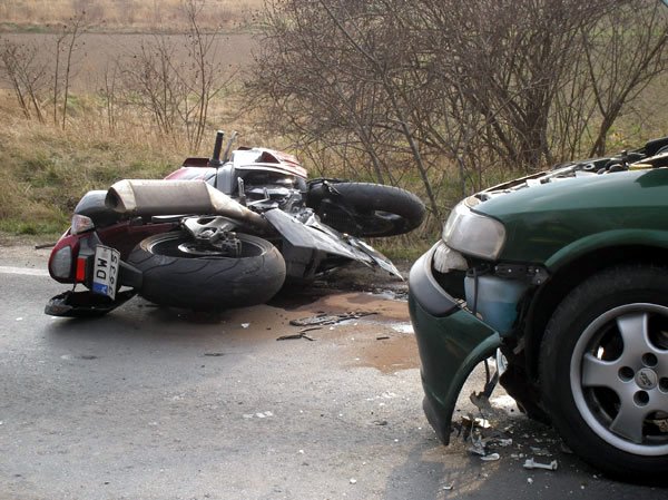 motocyklista-zgina-pod-koami-14263