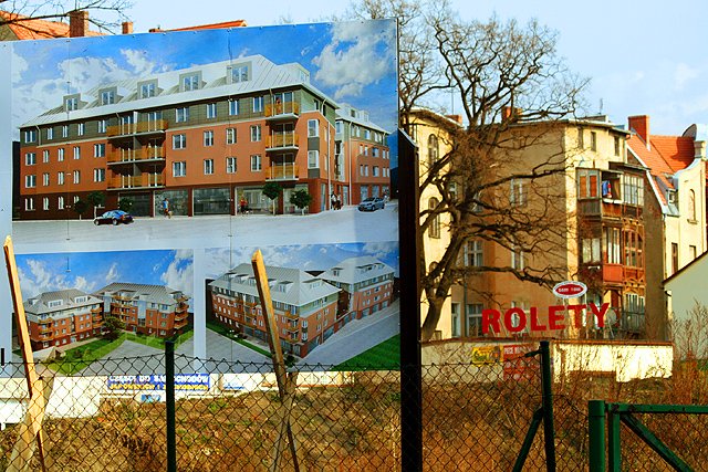 Róg Piłsudskiego i Grabowskiego. Na razie na billboardach, wrótce – w rzeczywistości: nowe zabudowa ziejącej pustką działki.