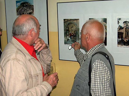 Autor wystawy z, między innymi, Sylwią Motyl-Cinkowską, dyrektorką ODK oraz ks. prałatem Józefem Stecem i zastępcą prezydenta Jeleniej Góry Józefem Sarzyńskim.