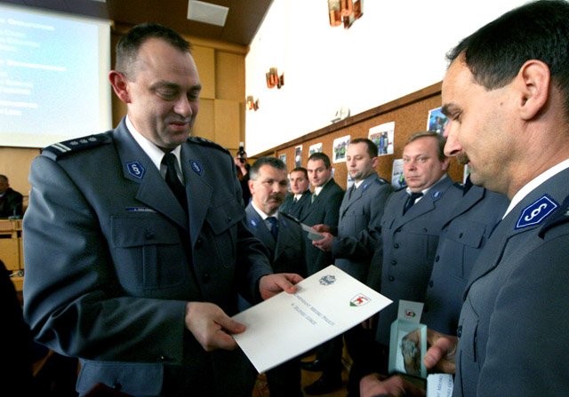 Inspektor Jarosław Soliński wręcza wyróżnienia najlepszym policjantom z Jeleniej Góry.