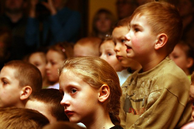 Najmłodsza widownia w skupieniu ogląda przedstawienie.