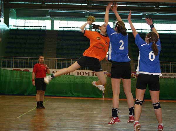 pewna-wygrana-i-awans-juniorek-modszych-finepharmu-14441