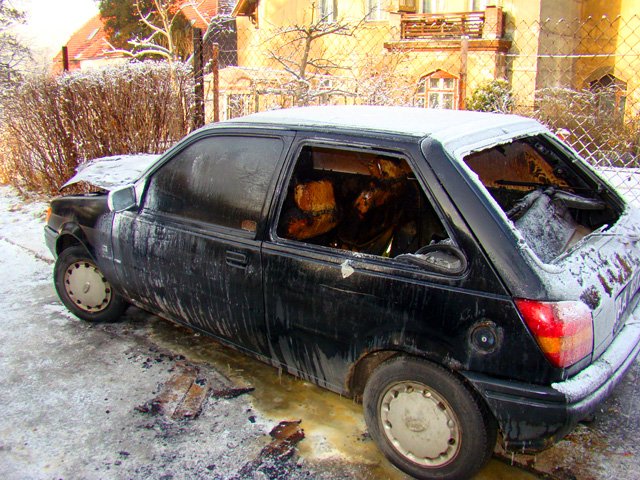 Spalony samochód przy ulicy Chełmońskiego.