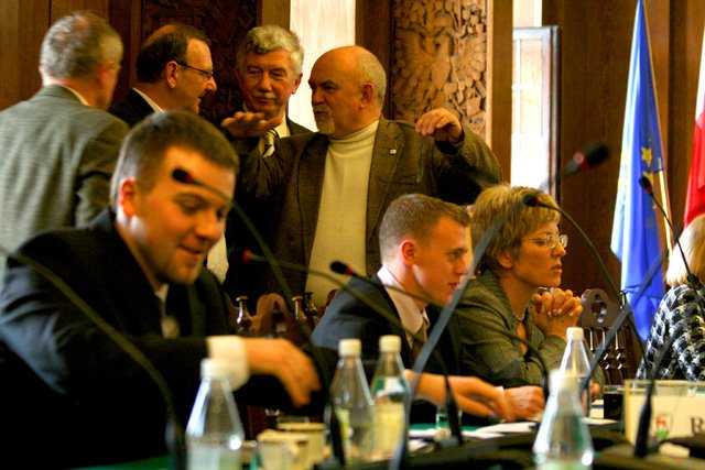 Radni podczas piątkowej sesji w trakcie przerwy przed częścią poświęconą dodatkom dla nauczycieli wychowawców.