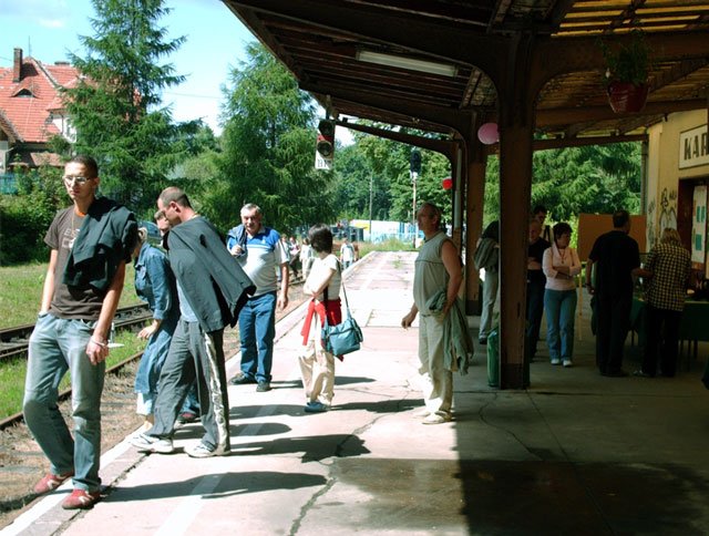 Lato 2006: ożywienie na dworcu w Karpaczu, kiedy to linię wykorzystywano na turystyczne przejazdy drezyną. W tym roku takiej frajdy raczej nie będzie.