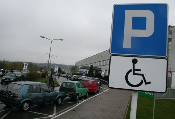Tylko niektóre z zaparkowanych przed szpitalem aut mają stosowne zezwolenia.
