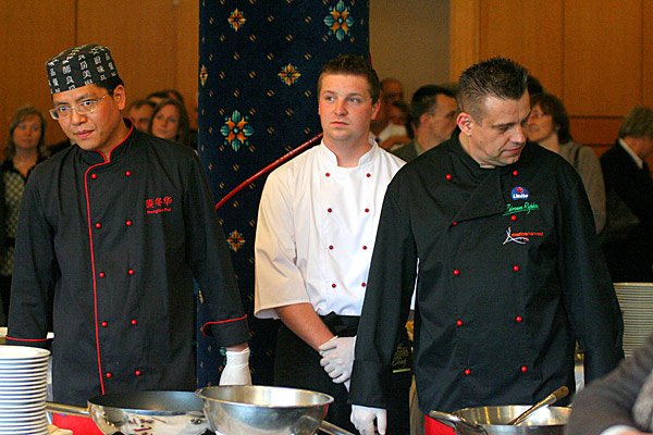 Kabaret PAKA. Krzysztofowi Rogacewiczowi smakowała chińszczyzna.