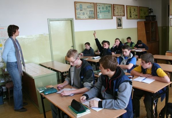 Uczniowie nie mogą używać telefonów komórkowych na lekcjach. Na zdjęciu – klasa II „c” z Gimnazjum nr 3