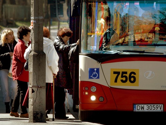 nocne-demolki-w-miejskich-autobusach-14569