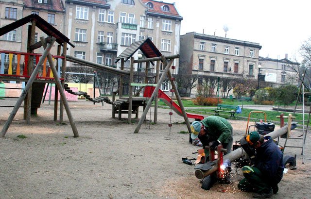Pracownicy MPGK podczas naprawy zniszczonych zabawek na placu Kościuszki.