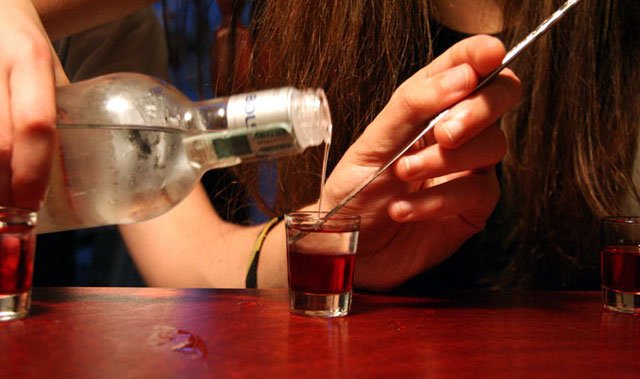 sprzedaja-alkohol-nieletnim-14572