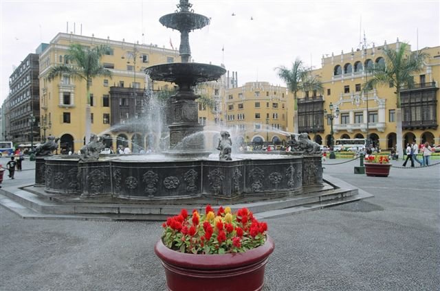 Plaza de Armas. Fontanna z 1651 projektu Antonia de Rivas, wicekróla hiszpańskiego.