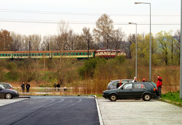 Pociąg zbliża się do estakady. W tym roku jeździ tam więcej składów pasażerskich niż zwykle. Są też pociągi towarowe i drezyny. Miejsce jest bardzo niebezpieczne.