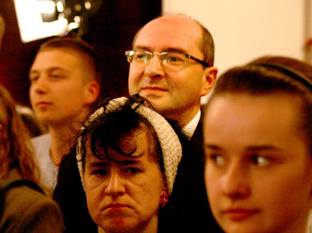 Marek Obrębalski wśród widowni w Teatrze Jeleniorgóskim.