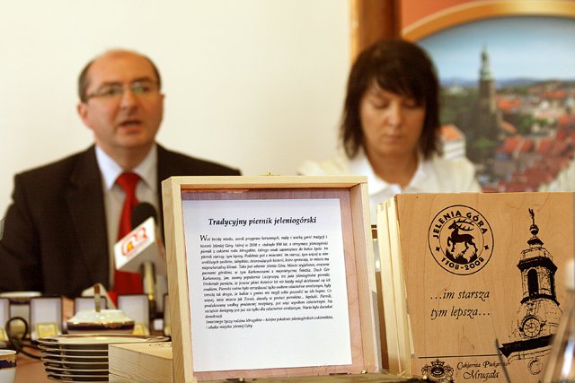 Marek Obrębalski, gospodarz konferencji, zapowiada imprezy jubileuszowe. Obok – Katarzyna Młodawska.