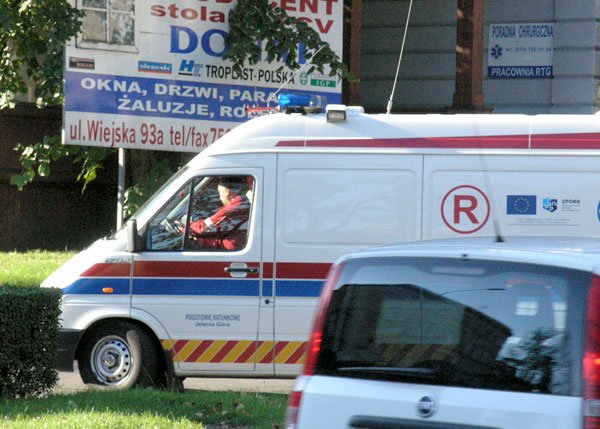 Ambulans często wzywany jest do osób pijanych. Wówczas ci, którzy mają poważniejsze dolegliwości, muszą czekać.