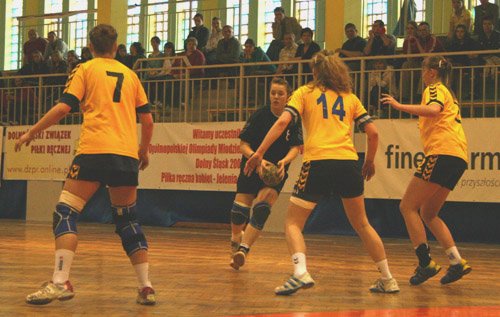 wypadek-przy-pracy-modych-szczypiornistek-finepharmu-14703