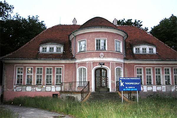 W pałacyku do niedawna mieściło się przedszkole. Wraz z działką to bardzo atrakcyjny obiekt, zbudowany po 1920 roku, w stylu neobarokowym. W latach międzywojennych był tam salon muzyczny.