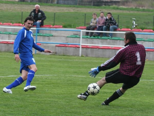 Maksim Davidenko zdobywa gola na 2:0 dla otnika.