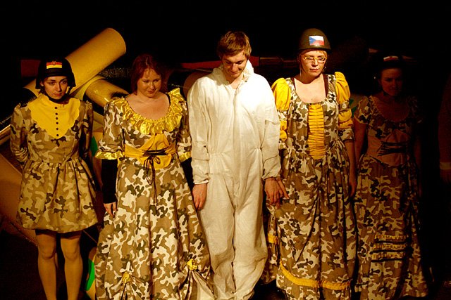 wojna-w-rytmie-disco-na-fina-pestki-14750