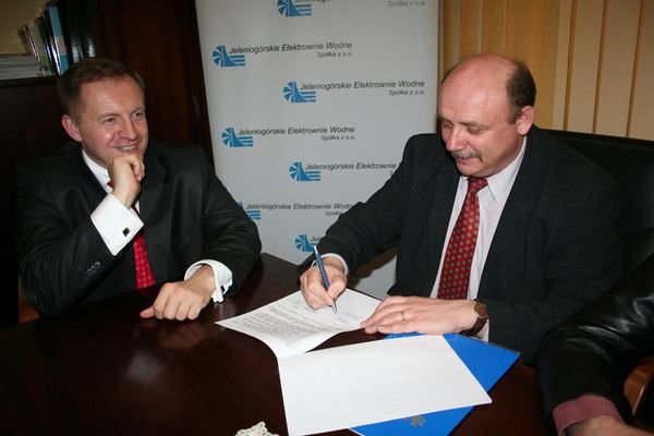 Prezes Sudetów Waldemar Woźniak (po prawej) i Hubert Papaj z zarządu JEW podczas podpisania umowy.