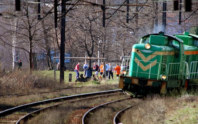 Przechodząc przez torowisko w zakazanym miejscu narażamy się na śmiertelne niebezpieczeństwo. Na zdjęciu – fragment torów w Jeleniej Górze.