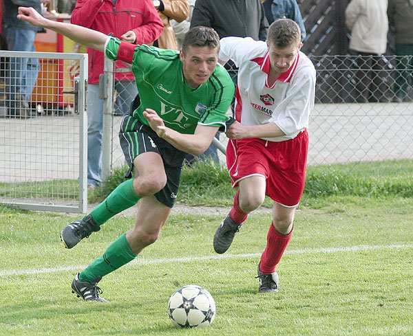 Bohater meczu w ekipie gospodarzy Kazimierz Hamowski w walce z obrońcą Łużyc.
