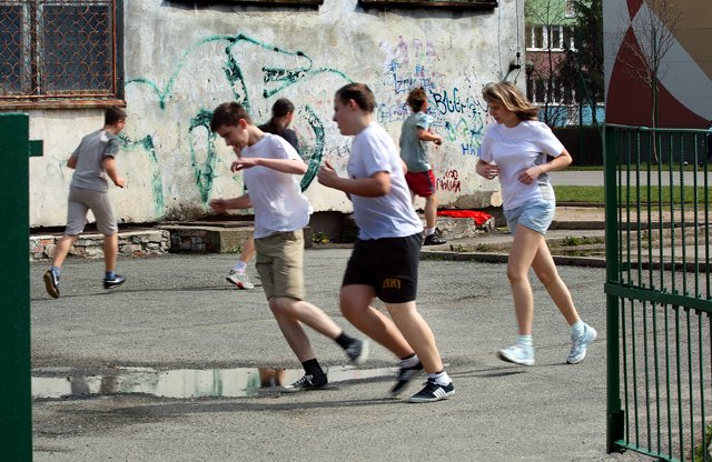 Potrzeby oświaty w zakresie infrastruktury sportowej są spore nie tylko w liceach. Boisko przy Gimnazjum nr 4 aż prosi się o remont.
